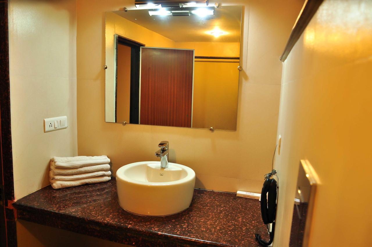 Hotel Unite Pathānkot Buitenkant foto